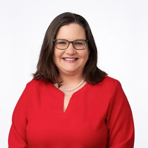 Kelly Headshot